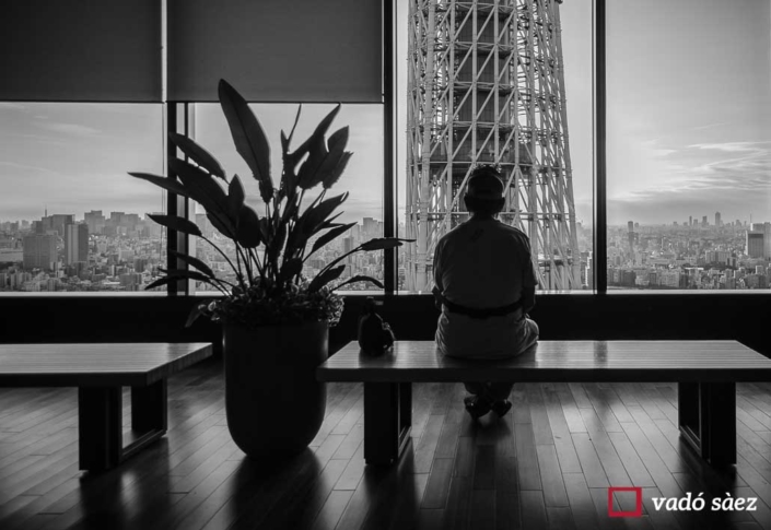 Home observant l'Skytree des de Solamachi Building a Tòquio