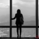 Noia mirant la ciutat des de l'observatori de l'edifici Taipei 101