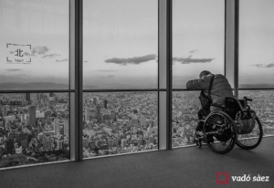Home amb cadira de rodes contemplant la ciutat d'Osaka des d'observatori d'Abeno Harukas