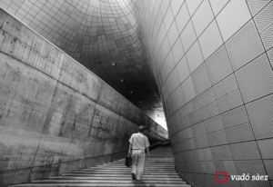 Home caminant pel Dongdaemun Design Center a Seül