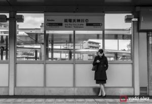 Noia esperant el Keifuku Randen Tram a Kyoto