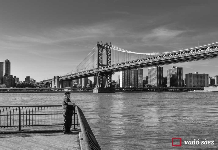 Home contemplant Manhattan des de Brooklyn Bridge Park a Nova York