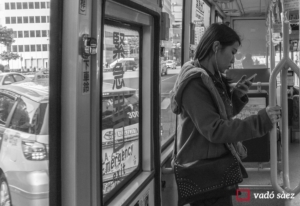Noia consultant el mòbil a un autobús a Taipei