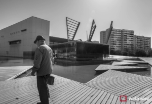 Home caminant pel Parc Tecnològic Barcelona Activa