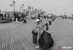 Dona netejant el passeig marítim a Coney Island