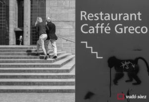 Parella anant al Caffé Greco a Munich